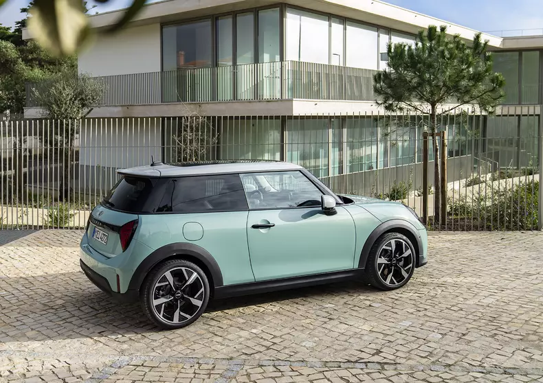 P90542435_highRes_mini-cooper-s-04-202