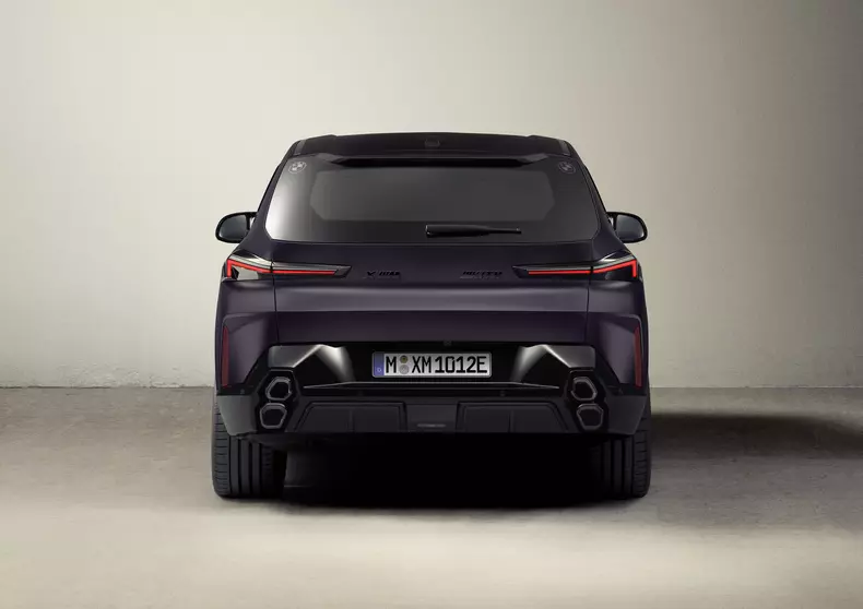 P90582552_highRes_the-2025-bmw-xm-by-k