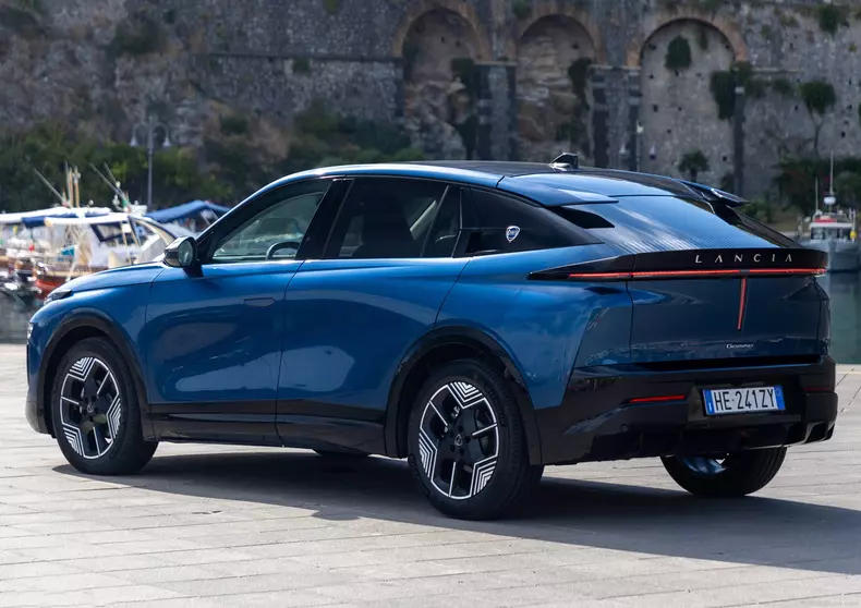 Lancia-Gamma-2027-Rear_Three-Quarter.c88c3928