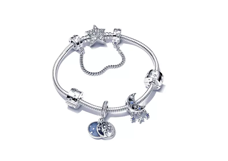 Brățară Pandora Moments cu închizătoare în formă de stea asimetrică, 339 lei, cu clipsuri și talismane Pandora Moments începând de la 169 lei