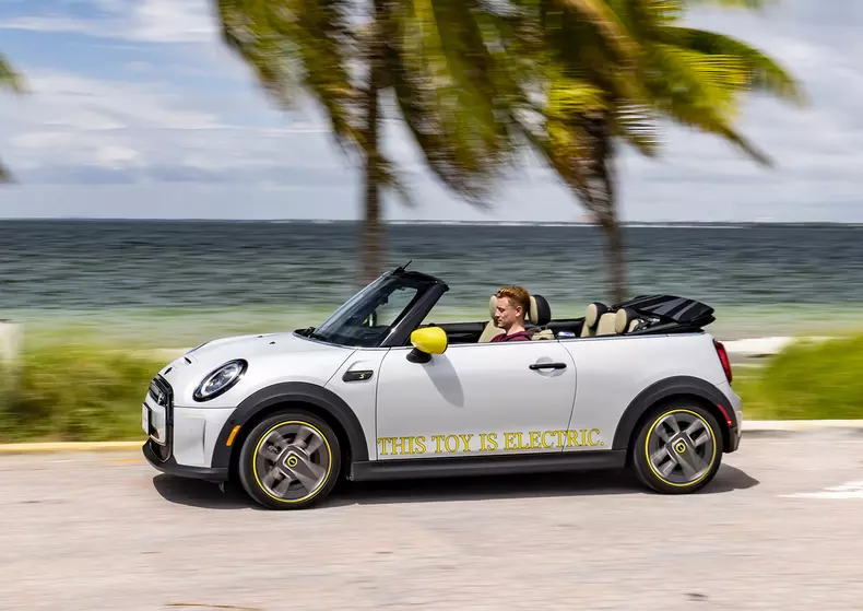 P90471743_highRes_mini-cooper-se-conve