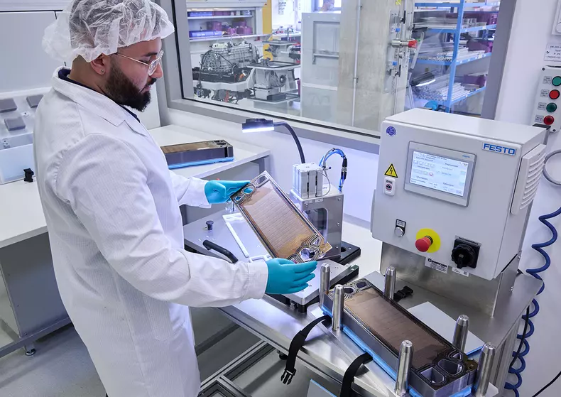 P90476587_highRes_production-of-fuel-c