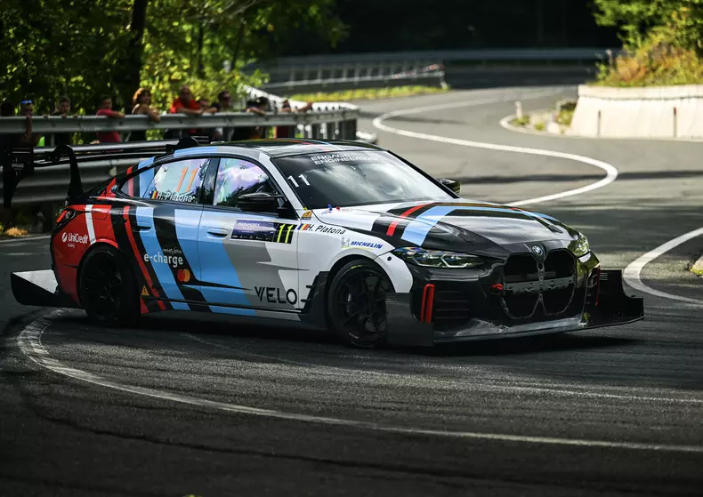P90567024_highRes_first-race-of-bmw-i4