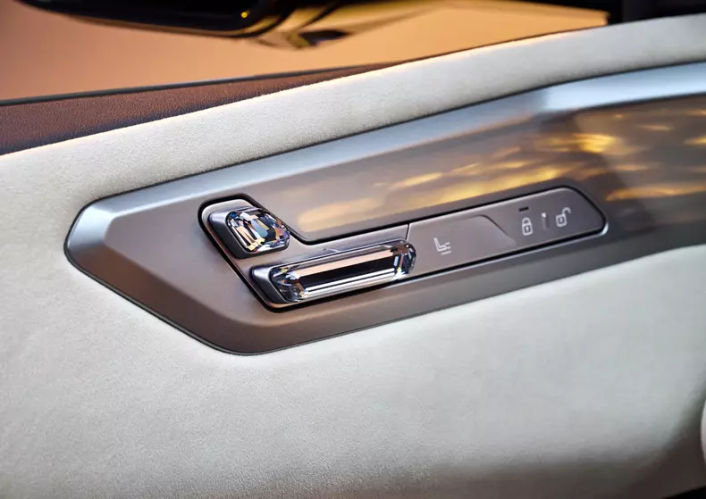 P90646060_highRes_bmw-ix5-60-xdrive-06