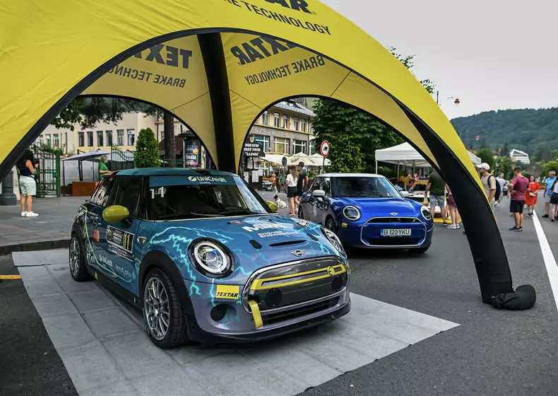 P90562436_highRes_racing-mimi-at-trofe