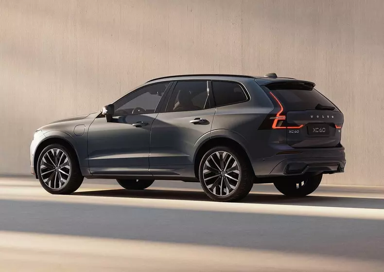 Volvo-XC60-2026-Rear_Three-Quarter.1a1e50b7