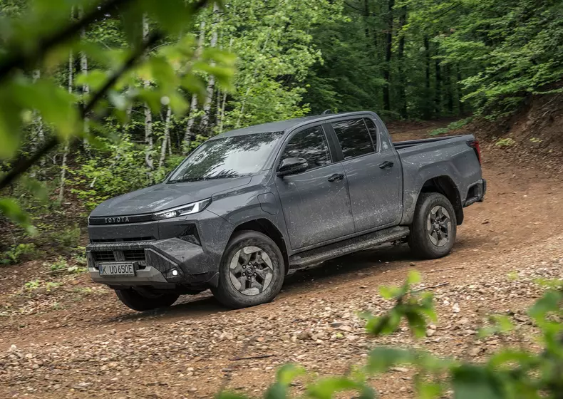 Toyota-HiLux_BEV-2026-HD-737512bd1c5149bf816b8de5e032b021f206ed103
