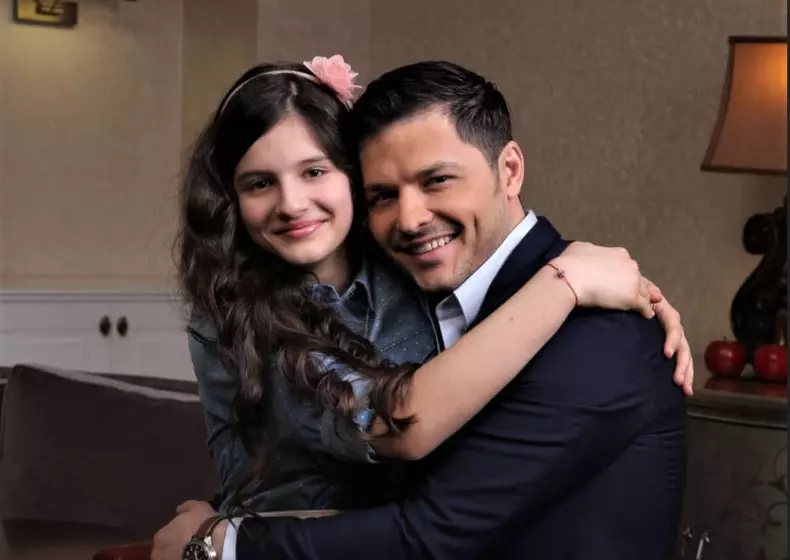 fiica-cea-mare-a-lui-liviu-varciu-este-incredibil-de-frumoasa.-cine-este-mama-carminei-si-cu-ce-se-ocupa-1