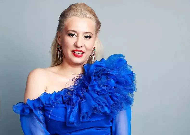 anisia-gafton-sunt-celebru-scoate-ma-de-aici-4-e1662277816962