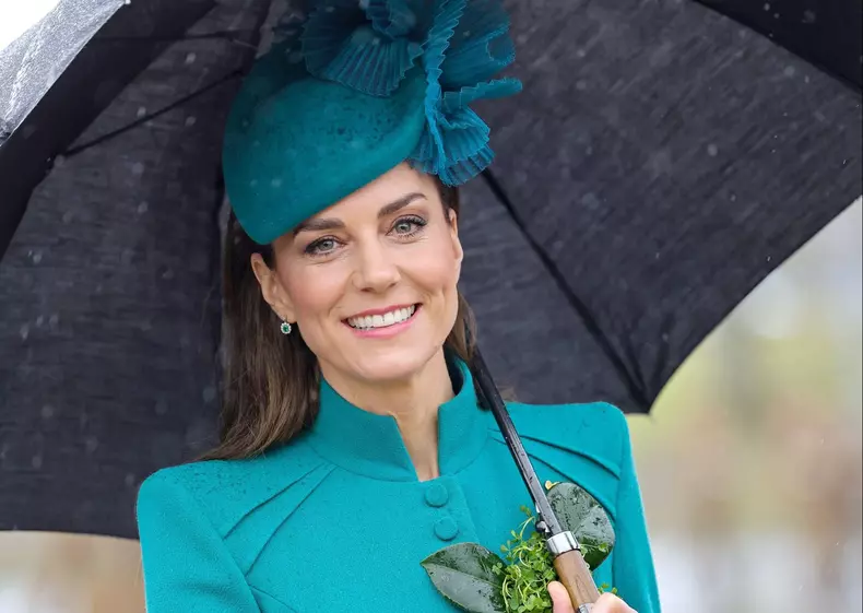 Kate Middleton, imagine înduioşătoare de Ziua Mamei, alături de cei 3 copii