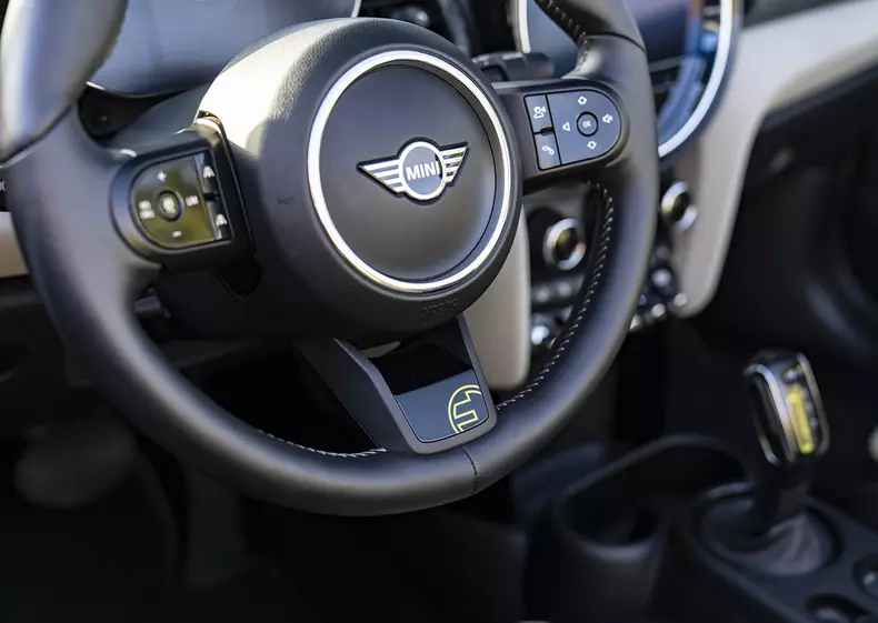 P90471814_highRes_mini-cooper-se-conve