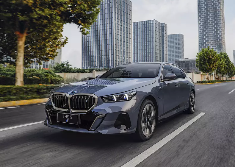 P90535974_highRes_the-new-bmw-i5-edriv