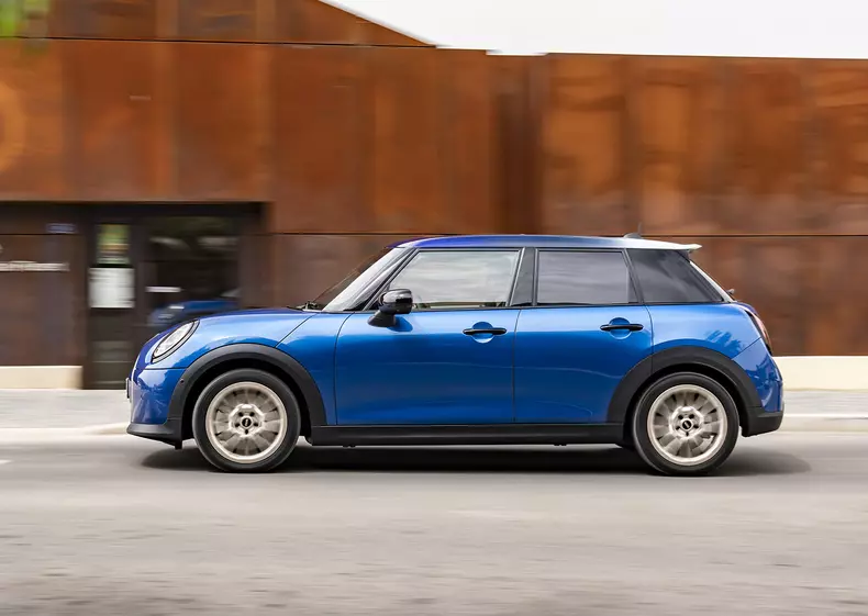 P90559980_highRes_mini-cooper-s-5-door