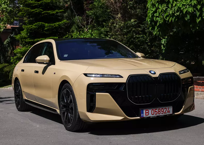 2P90600444_highRes_bmw-7-series-desert-