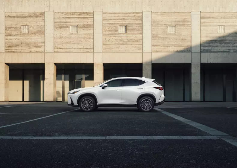 Lexus NX 350h si Lexus NX450h+ 43