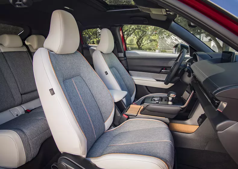 2022_mazda_mx-30_int_11