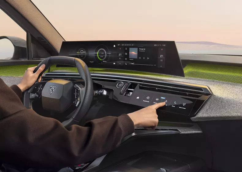 PEUGEOT_E5008_2403GJ_606