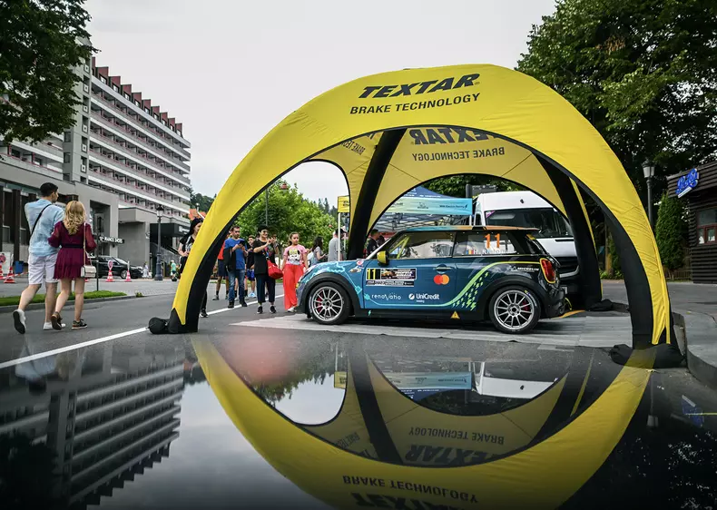 P90562431_highRes_racing-mimi-at-trofe