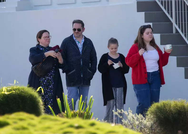 EXCLUSIVE: *NO DAILYMAIL ONLINE* Melissa McCarthy Picks Out A 'KOALA LOVER' Hat On A Shopping Spree In Byron Bay With Her Family