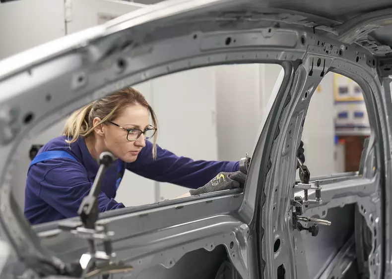 P90330606_highRes_quality-check-at-bod