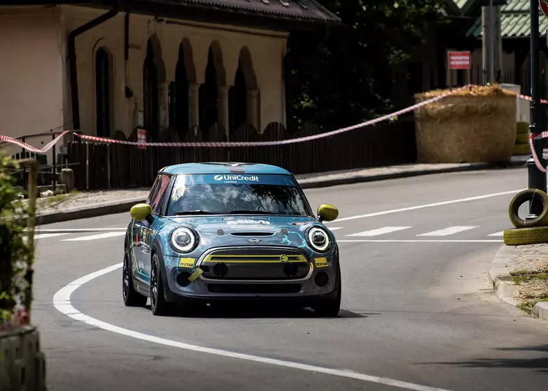 aP90562450_highRes_racing-mimi-at-trofe