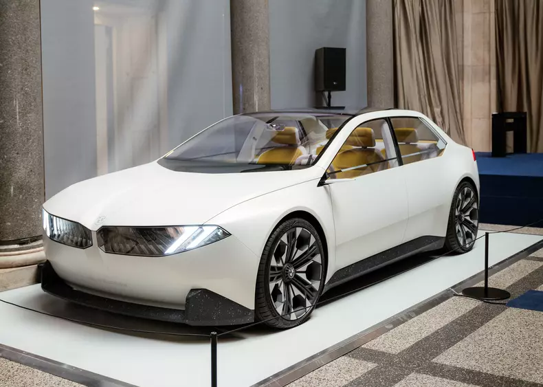 P90592298_highRes_revolution-of-art-20