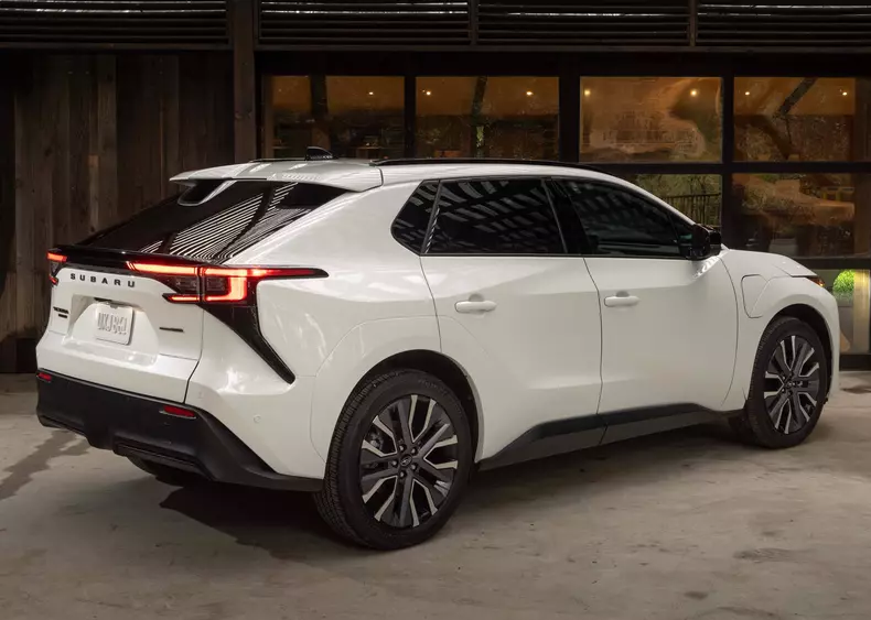 Subaru-Solterra_EV-2026-Rear_Three-Quarter.5939bd16