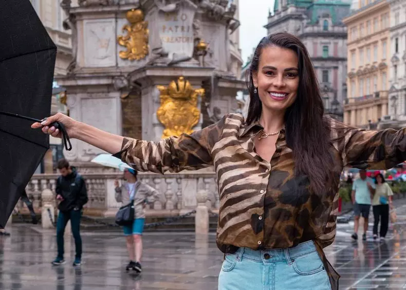 anca-serea-anunt-surprinzator.-sotia-lui-adi-sina-isi-vinde-hainele-5-2