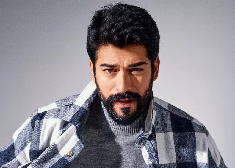 Burak Özçivit a bătut din nou palma cu gigantul Netflix. Tot ce știm despre noul proiect al actorului turc