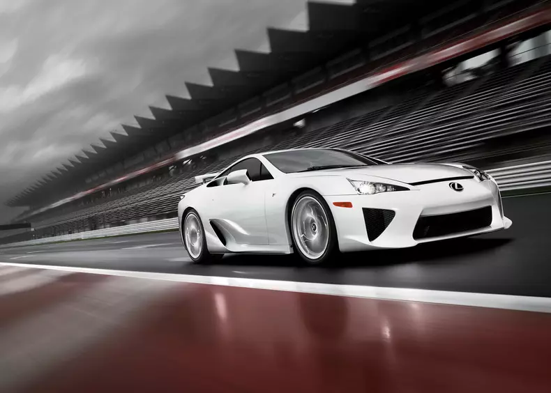 Lexus a prezentat supercarul LFA