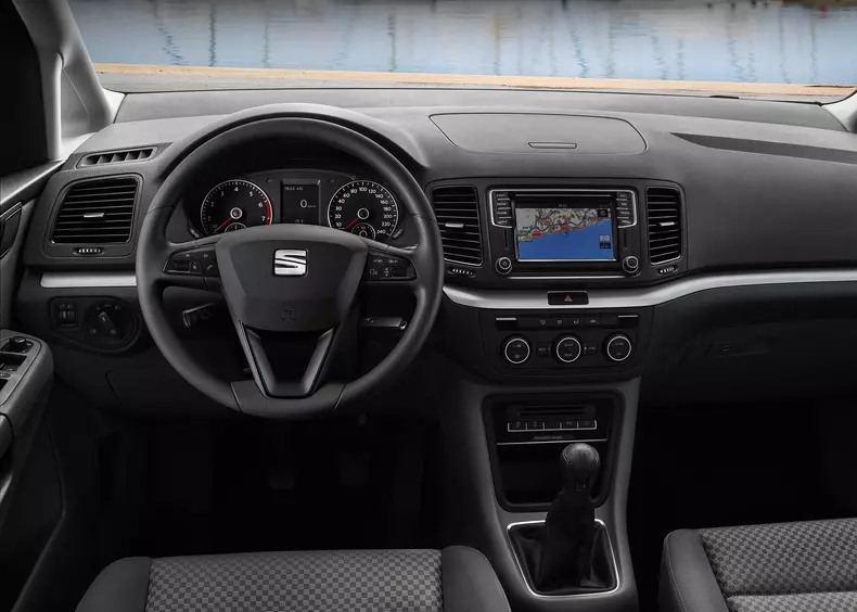 Seat-Alhambra-2016-1600-30