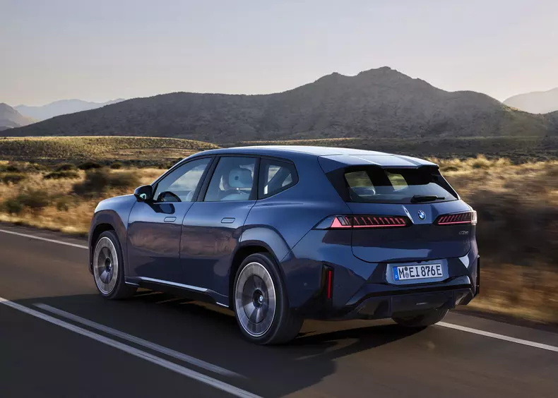 P90615634_highRes_the-new-bmw-ix3-50-x