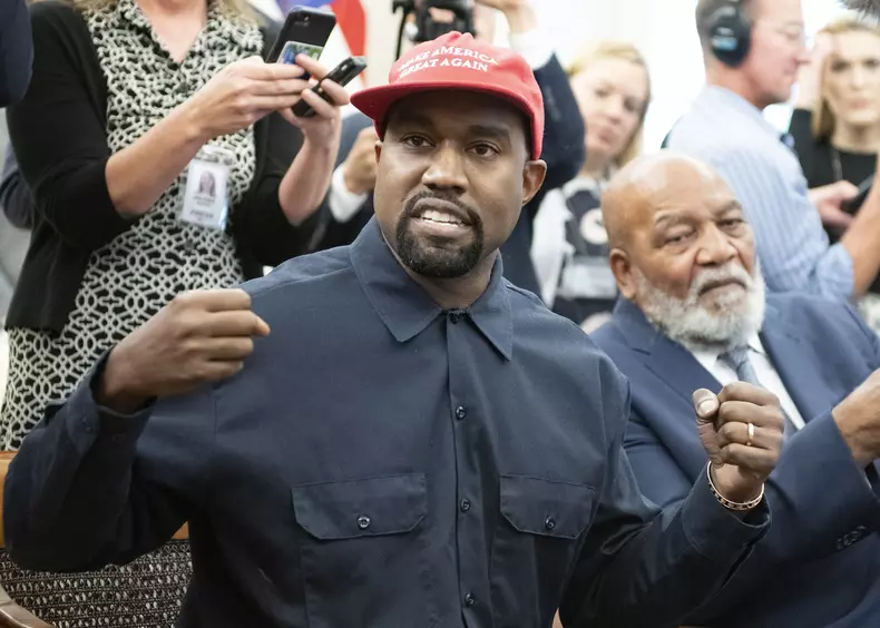 Donald Trump îl îmbrățișează pe Kanye West în Biroul Oval