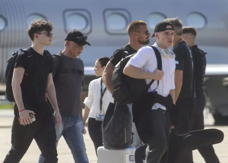 Ricky Martin arrives to Buenos Aires with his 2 sons