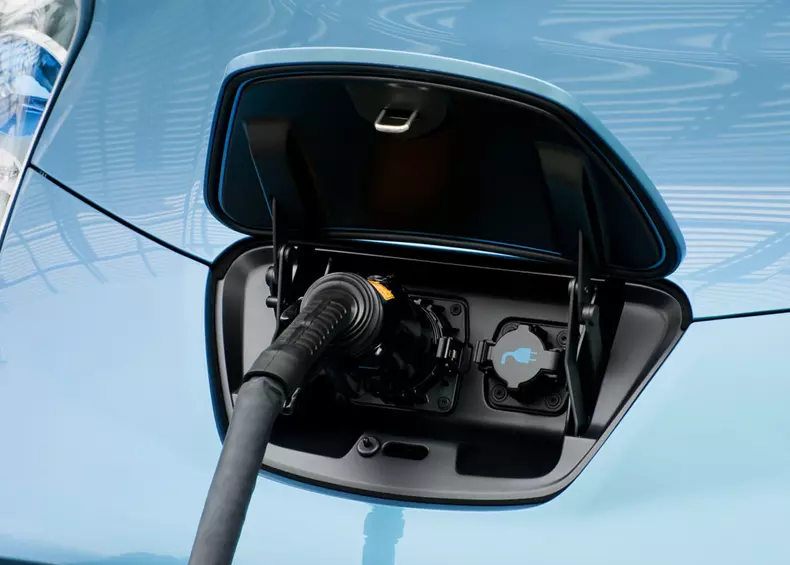 Nissan Leaf isi face plinul la priza