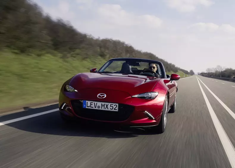 2021_Mazda_MX-5_Germany_act_18