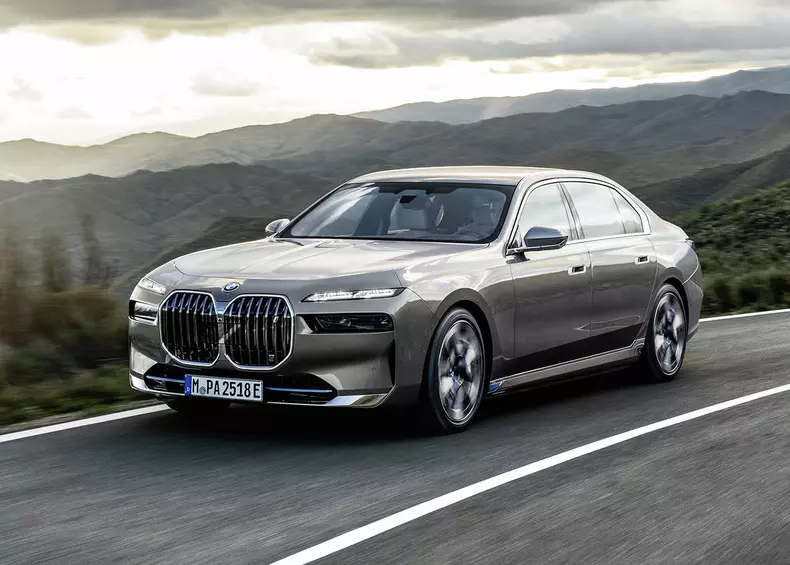 P90458210_highRes_the-new-bmw-i7-xdriv