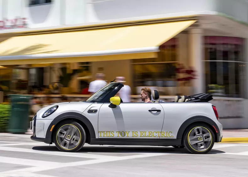 P90471741_highRes_mini-cooper-se-conve