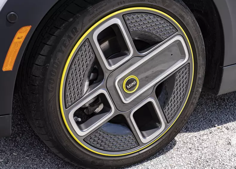 P90471790_highRes_mini-cooper-se-conve