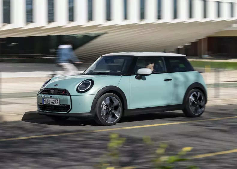 P90542417_highRes_mini-cooper-s-04-202