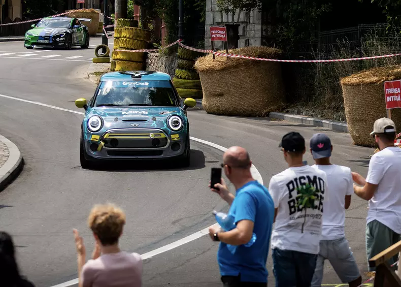 P90562451_highRes_racing-mimi-at-trofe