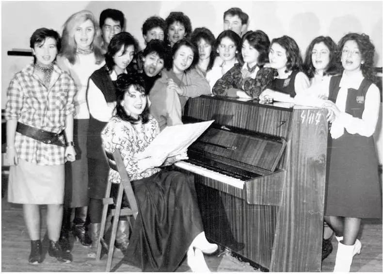 Mulţi artişti  i-au fost elevi artistei la Școala Populară de Artă București