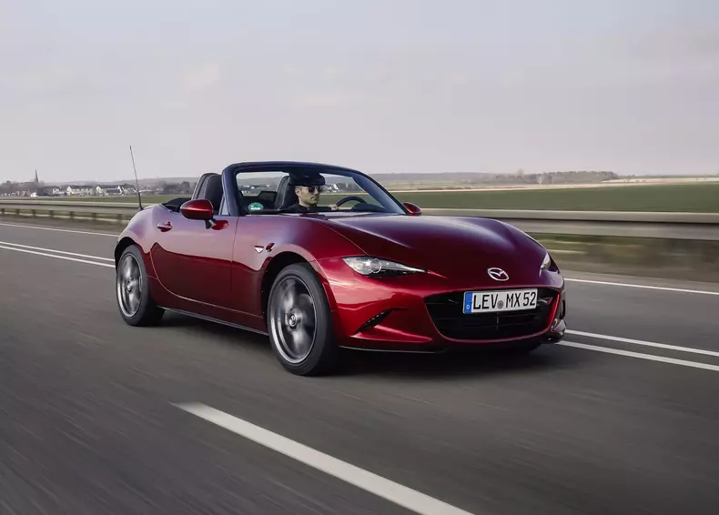 2021_Mazda_MX-5_Germany_act_13