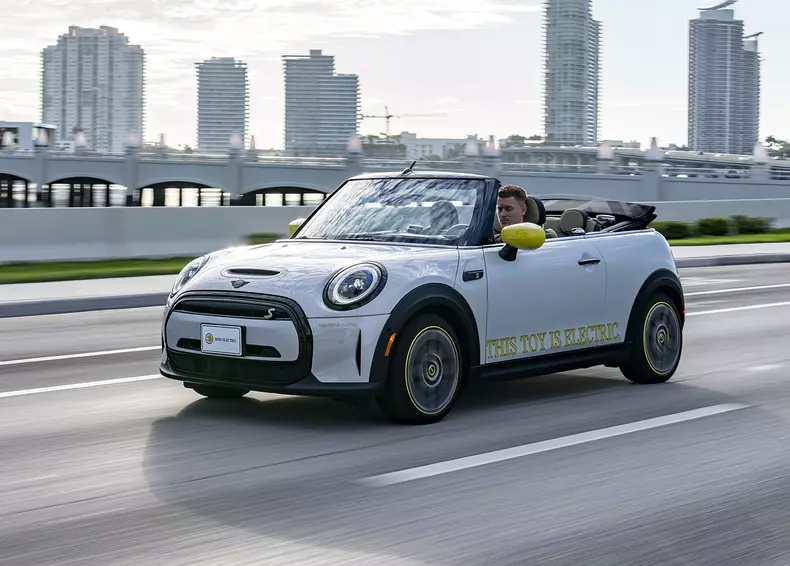 P90471707_highRes_mini-cooper-se-conve