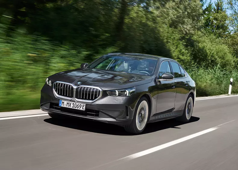 P90524306_highRes_the-new-bmw-530e-sop