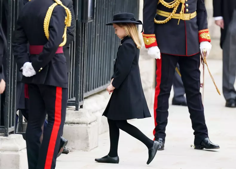 Queen EOmagiul adus de prințesa Charlotte reginei Elisabeta a II-a. Prințesa de Wales a purtat o bijuterie primită de la străbunica salizabeth II funeral in London
