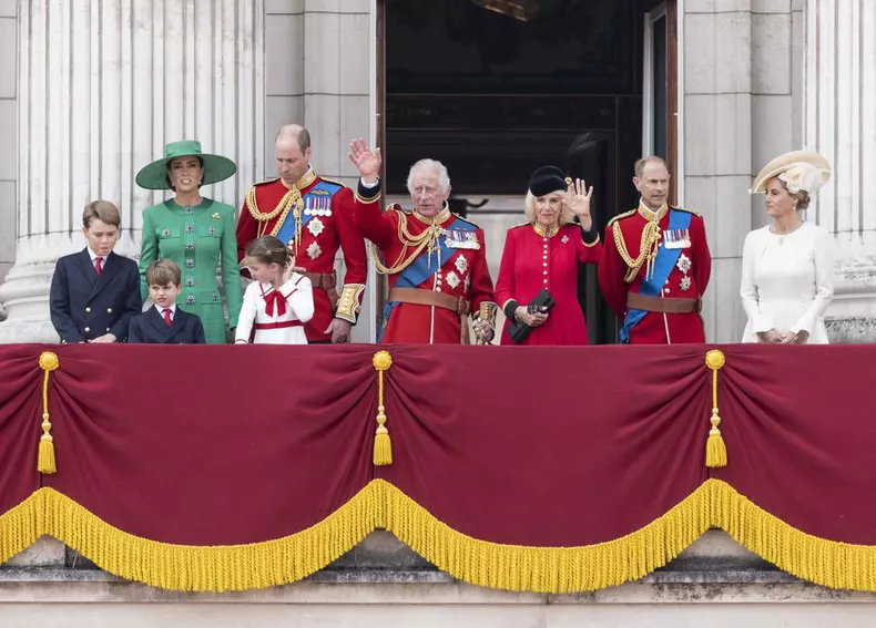 Prințul Louis, pus pe șotii! Nepotul regelui Charles al III-lea a fost în centrul atenției