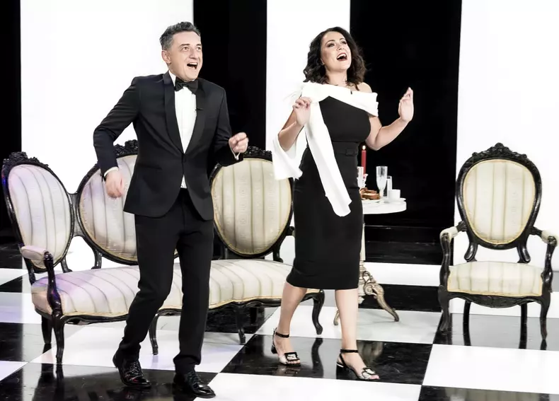 Mirela Zeta și Dragos Huluba prezinta impreuna Gala umorului, sezonul 20