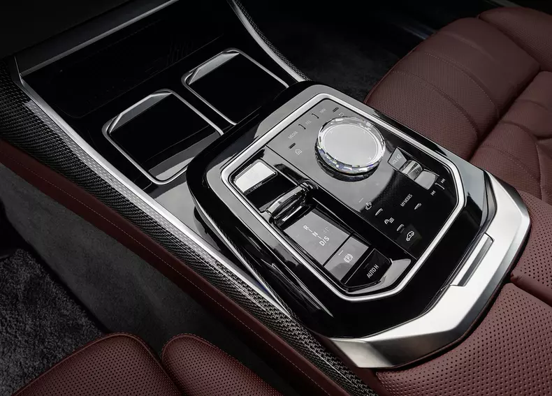 P90458215_highRes_the-new-bmw-760i-xdr