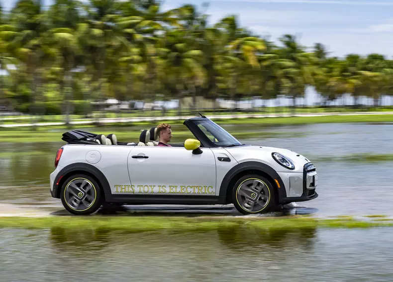 P90471748_highRes_mini-cooper-se-conve